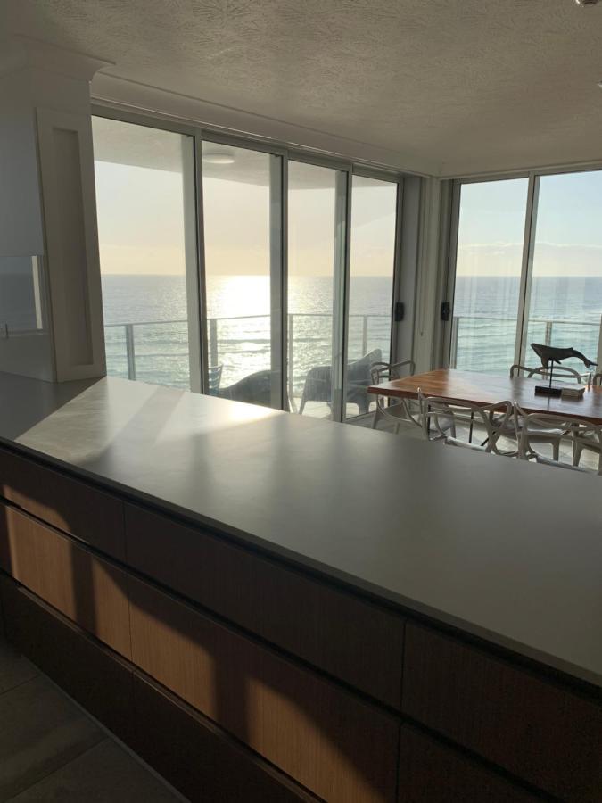 Pacific Regis Beachfront Holiday Apartments Guldkusten Exteriör bild