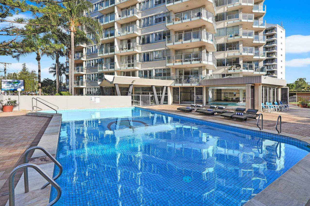 Pacific Regis Beachfront Holiday Apartments Guldkusten Exteriör bild